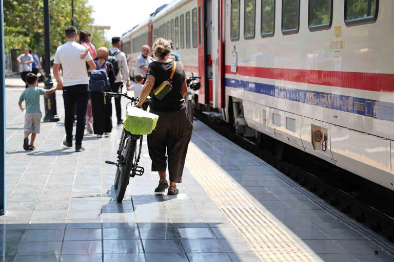 DANİMARKA’DAN 1 NİSAN’DA DÜNYA TURUNA ÇIKAN ÇİFT, 140 GÜNDÜR PEDAL ÇEVİREREK GEZMELERİN DURAĞI DİYARBAKIR OLDU.