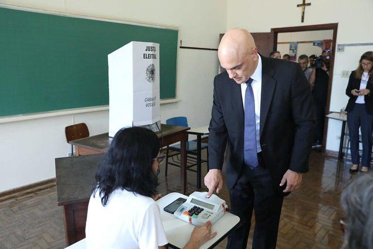 Moraes votando em 2022; a atual presidente do TSE, a ministra Cármen Lúcia, defendeu o colega por sua atuação na eleição geral