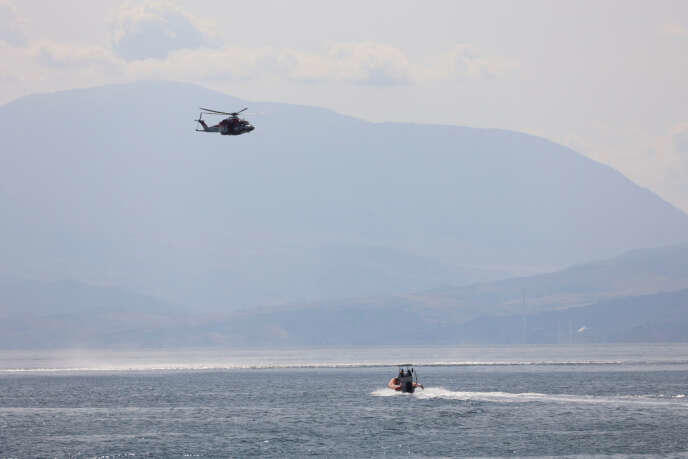 Les services d’urgence et de secours, près de l’endroit où un voilier a coulé, lundi au large de Porticello, près de la ville sicilienne de Palerme, en Italie, le 19 août 2024.