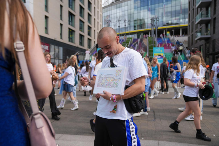 Chris Lloyd draws sketches and paints them at concerts in London. Aug. 20, 2024.