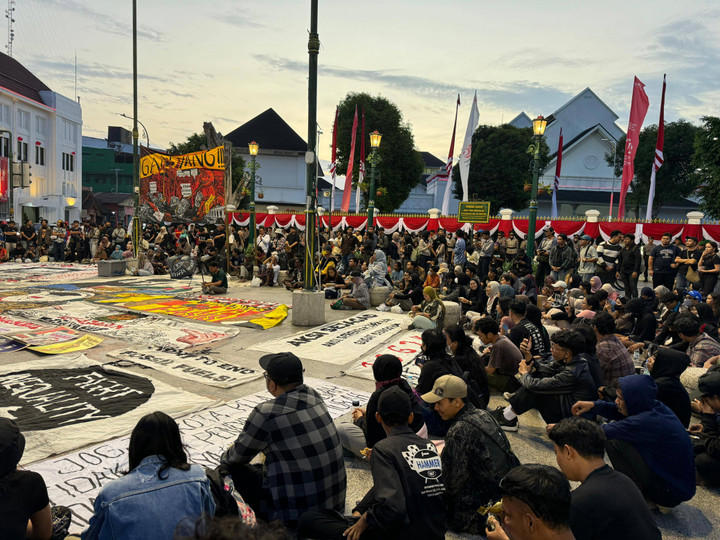 Aliansi Jogja Memanggil gelar aksi ketiga di depan Istana Kepresidenan Yogya, bersamaan dengan kedatangan Jokowi ke Jogja, Rabu (28/8). Foto: Resti Damayanti/Pandangan Jogja