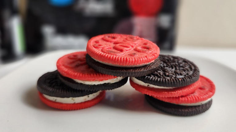 Review: OREO Coca-Cola Sandwich Cookies And Coca-Cola OREO Zero Sugar ...