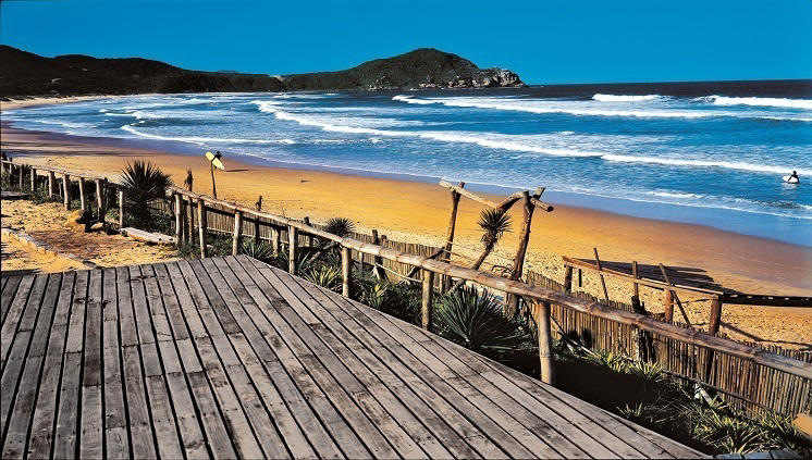 Vista da Praia do Rosa, localizada na divisa dos municípios de Garopaba e Imbituba, onde os principais atrativos são águas consideradas cinco estrelas pelo órgão ambiental do Estado e ondas quase perfeitas