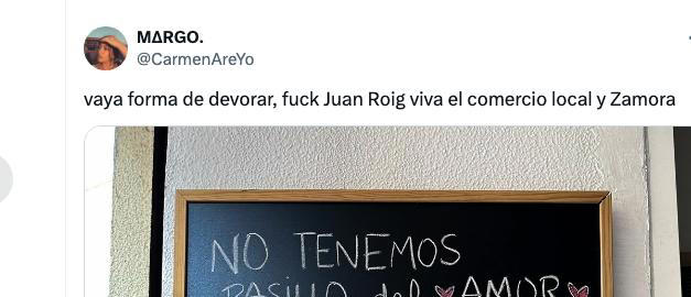 El tuit de @CarmenAreYo con el cartel de la ftuería El Riego.