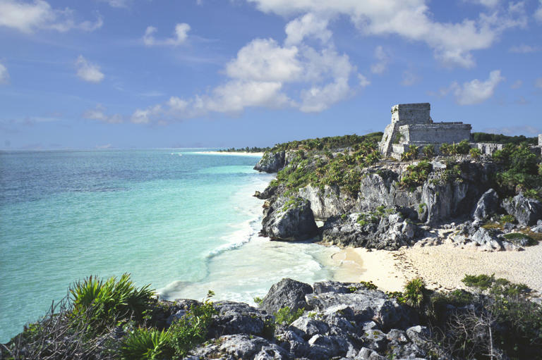 Tulum é o único sítio arqueológico maia na costa. Fica ao sul de Cancún, México, no Mar do Caribe.