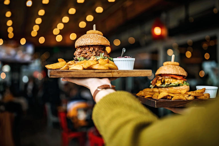 Mujer lleva hamburguesas alimentos dañan el hígado riesgo cirrosis