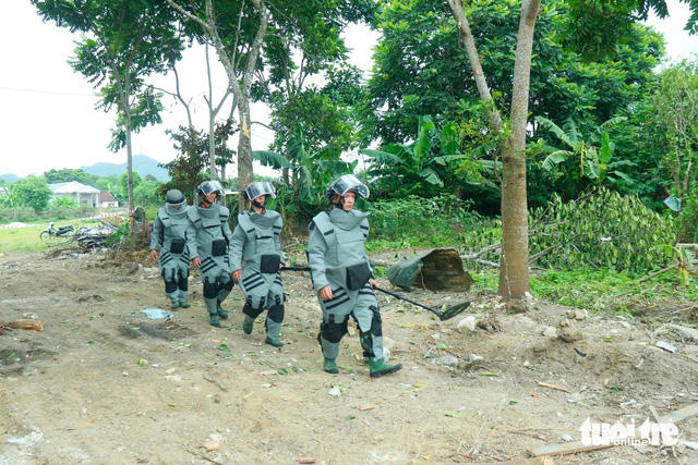 Lực lượng công binh mang theo thiết bị rà phá bom mìn tới hiện trường hai vụ nổ - Ảnh: TRỌNG KIÊN