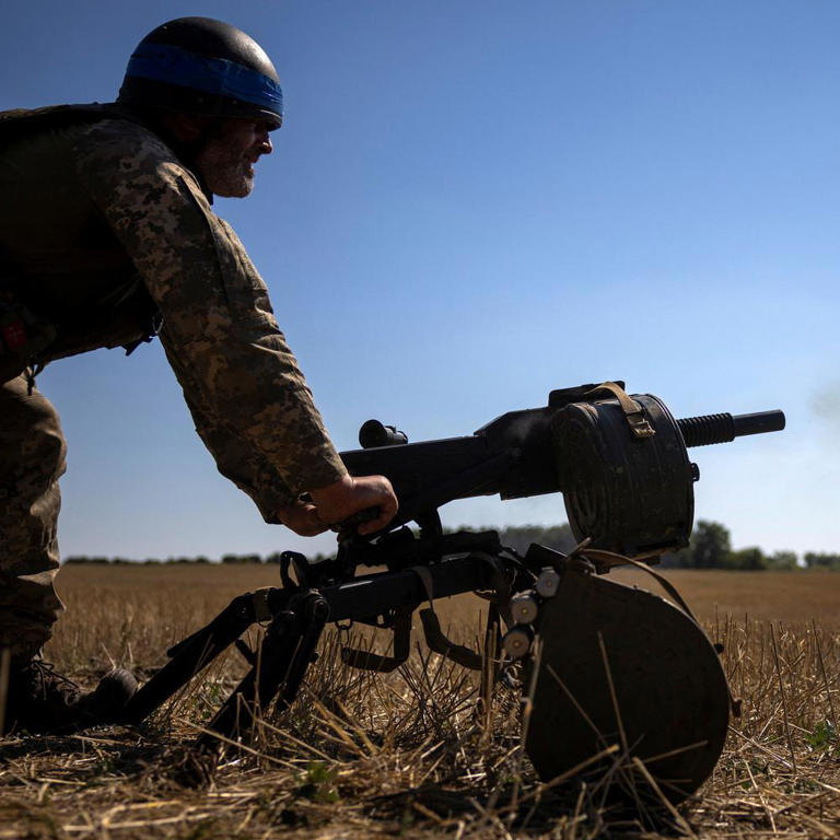 Ein ukrainischer Soldat feuert auf eine russische Stellung.