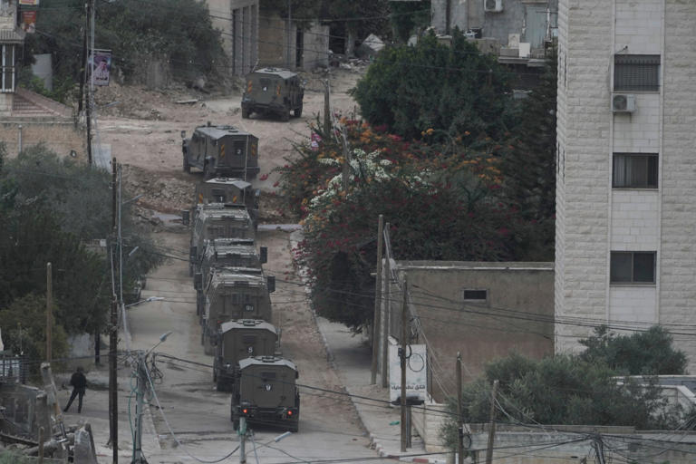 Vehículos militares israelíes circulan este sábado por Yenín (Cisjordania).