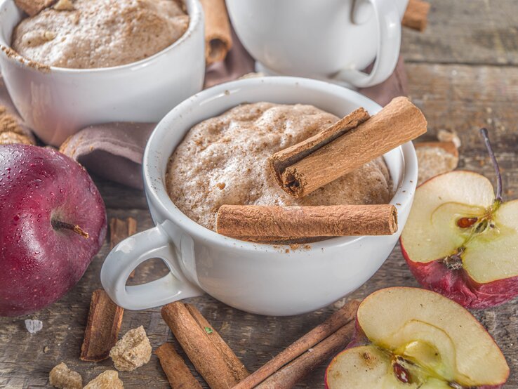 Apfel-Zimt-Tassenkuchen: Einfaches Blitzrezept zum Verlieben