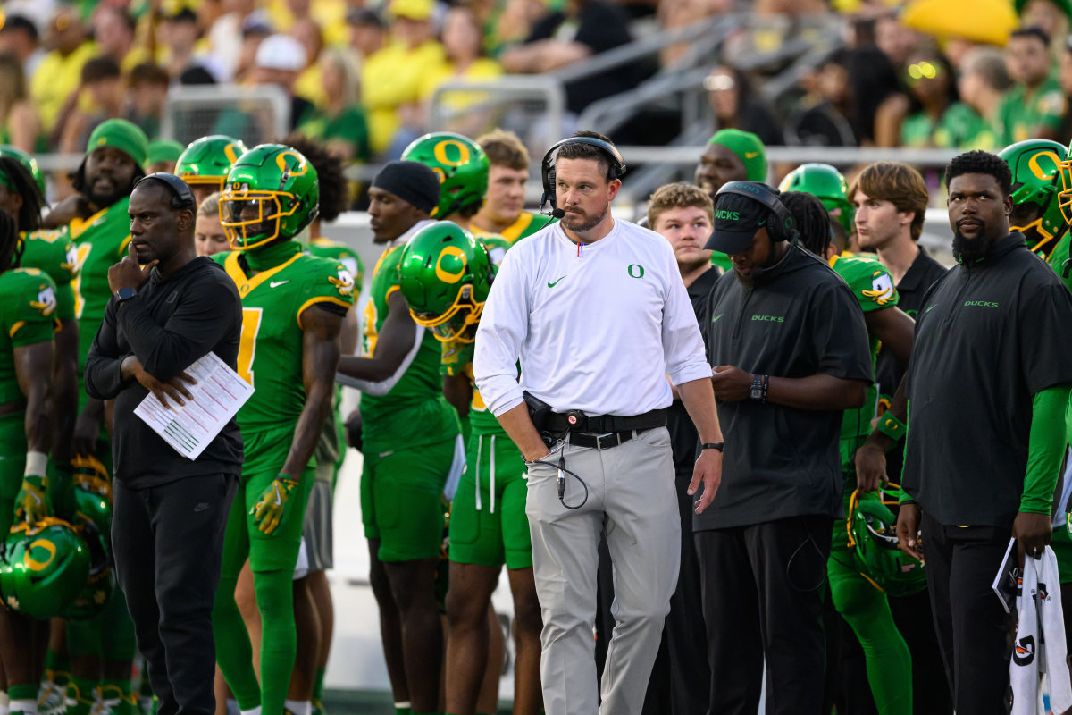 Oregon Ducks head coach Dan Lanning on the sidelines. Craig Strobeck-USA TODAY Sports