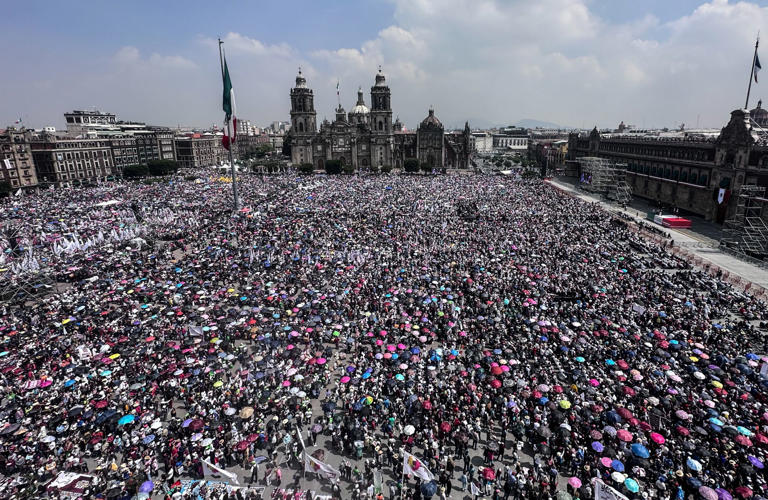 AMLO realiza encuesta a mano alzada en informe de Gobierno Créditos: Andrea Murcia / Cuartoscuro