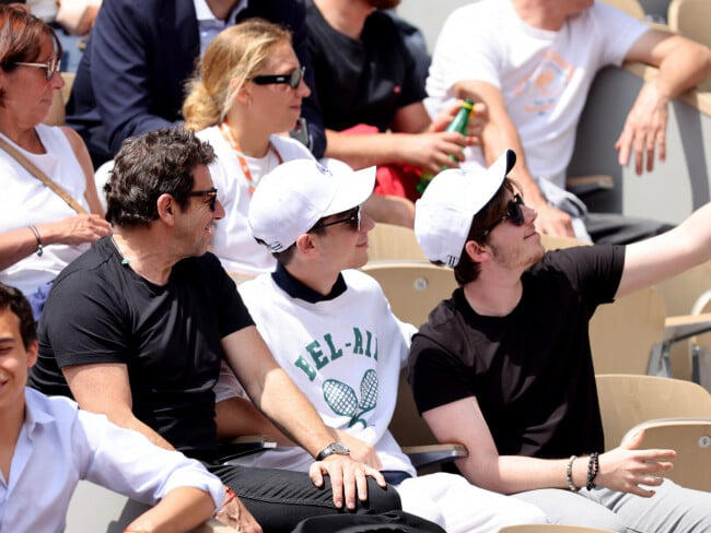 Patrick Bruel et ses fils Léon et Oscar dans les tribunes des Internationaux de France de tennis de Roland Garros 2024 à Paris, France, le 4 juin 2024. © Jacovides-Moreau/Bestimage 