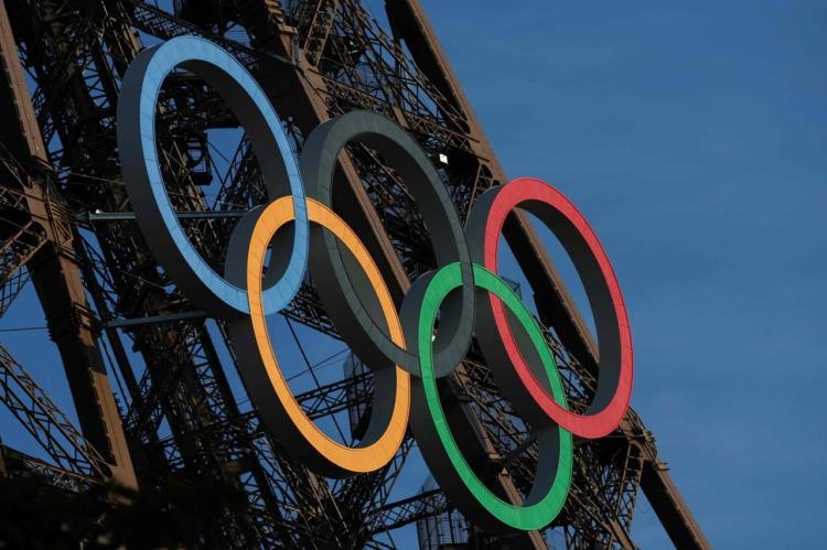 La maire de Paris souhaite que les anneaux olympiques restent sur la tour Eiffel, mais les descendants du constructeur s’y opposent.