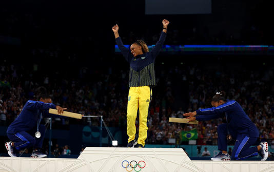 Paris 2024 Olympics – Artistic Gymnastics – Women’s Floor Exercise Victory Ceremony – Bercy Arena, Paris, France – August 05, 2024. Gold medallist Rebeca Andrade of Brazil celebrates on the podium with silver medallist Simone Biles of United States and bronze medallist Jordan Chiles of United States. REUTERS/Hannah Mckay