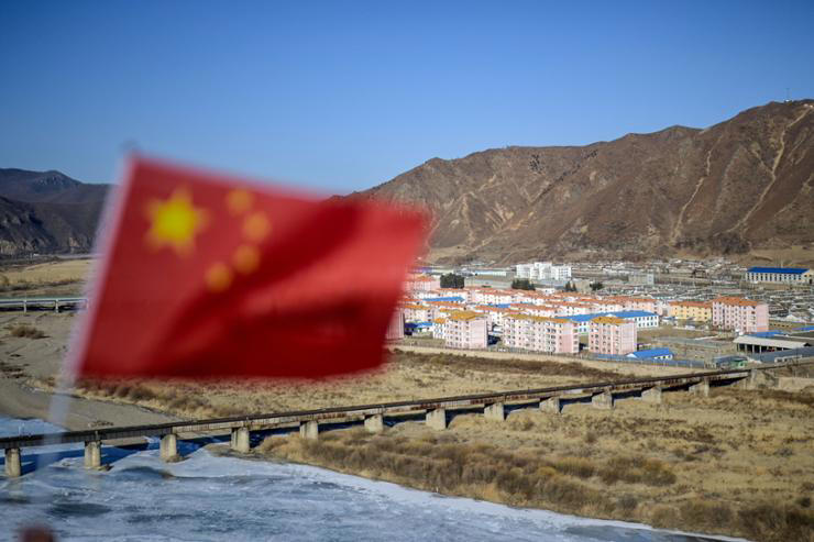 A tourist viewpoint that overlooks the North Korean city of Namyang, next to the Tumen River in the city of Tumen in China's northeast Jilin province, Feb. 26. AFP-Yonhap