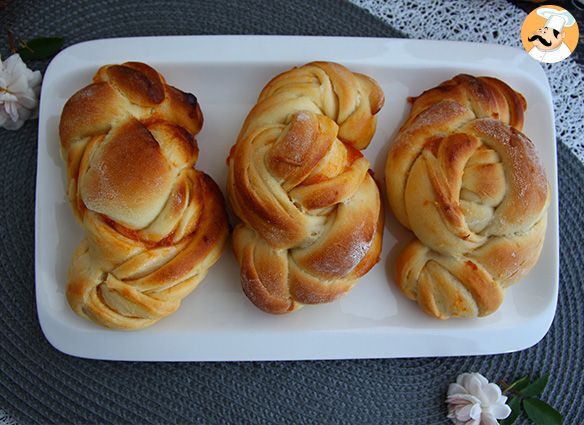 Geflochtene brioches mit aprikosen