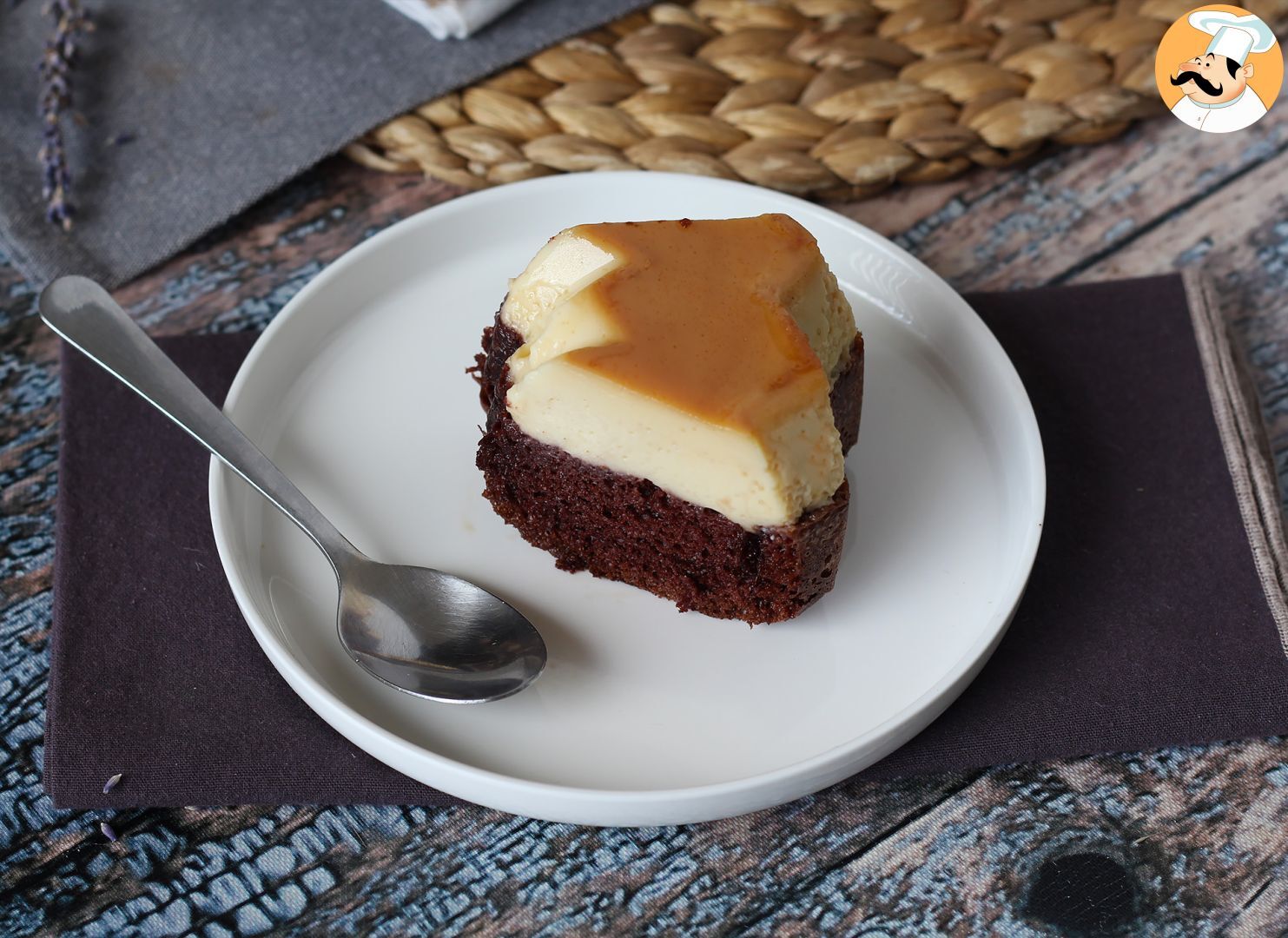 Schoko-flan, die perfekte kombination aus weichen schokoladenkuchen und ...