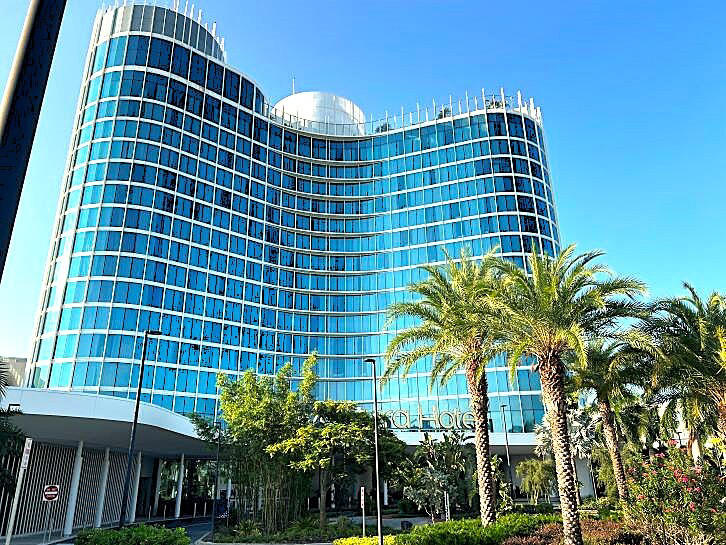 Aventura Hotel at the Universal Orlando Resort is a moderate priced resort that offers perks to the Universal Orlando parks as well as basic amenities for theme park guests. This Universal Aventura Hotel review guide will give you the pros and cons to help you ... Read More