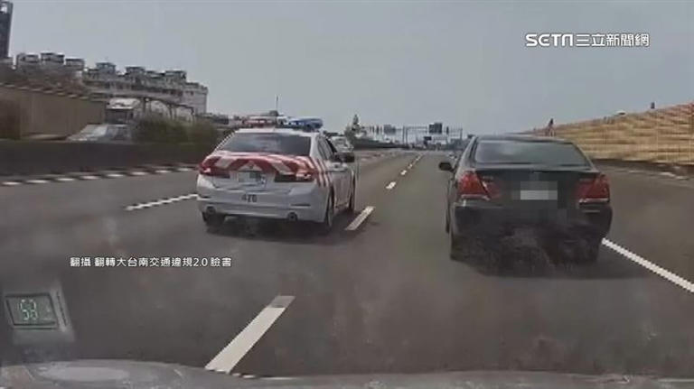 黑色轎車因故障而慢速行駛，由於已經擋到後方車輛，國道警車要求駕駛不准繼續開，停在路邊等待吊車救援。（圖／翻攝自大台南交通違規2.0 臉書）