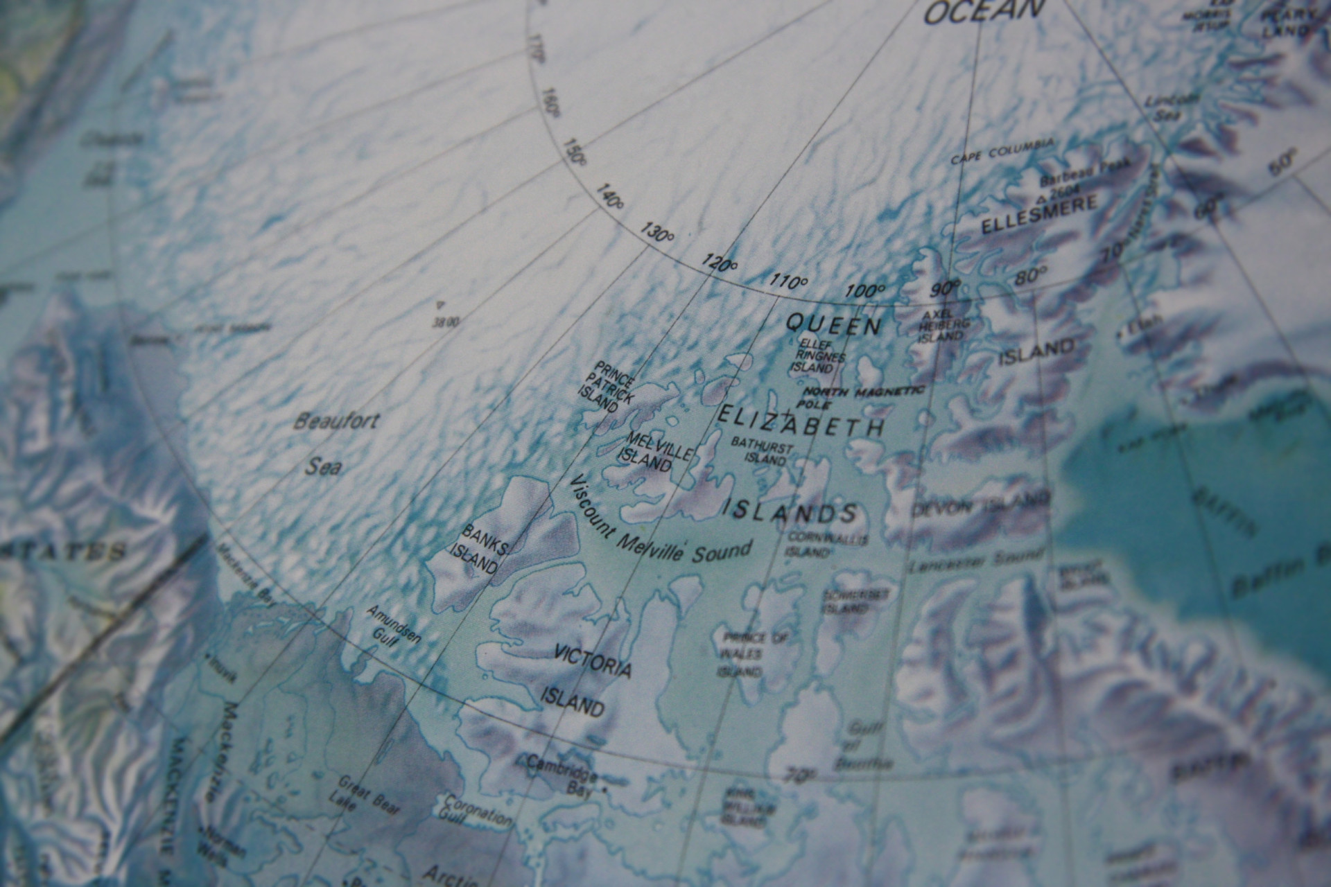 De bewegende noordelijke magnetische pool