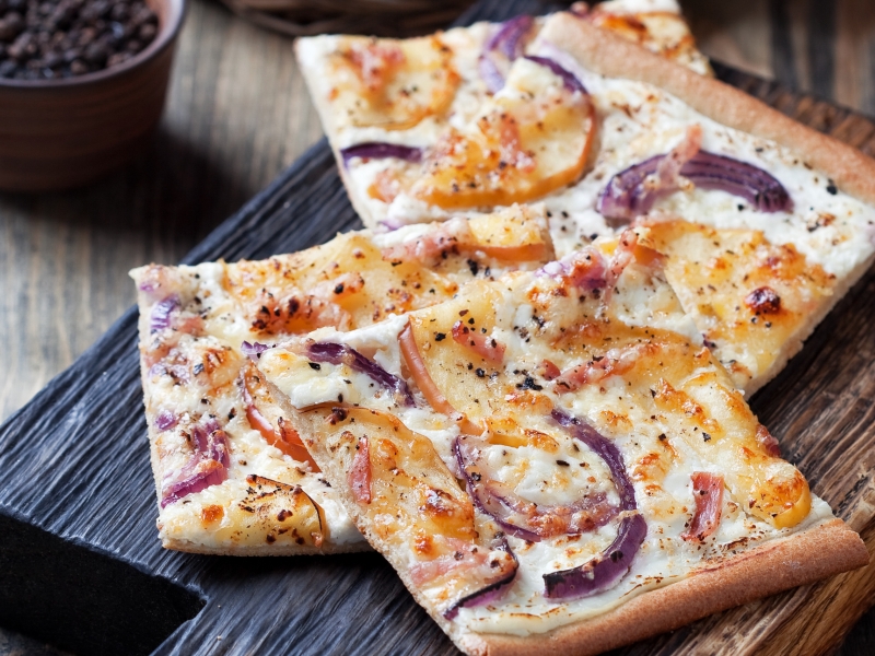 Flammkuchen mal anders: Rezept für eine süß-herzhafte Variante