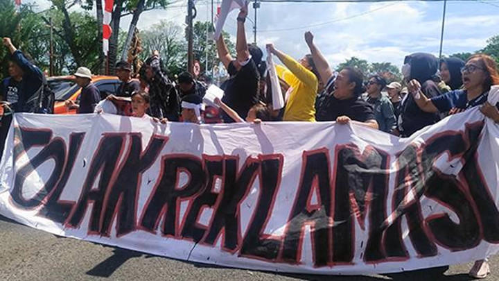 Demo masyarakat yang menolak reklamasi Teluk Manado.