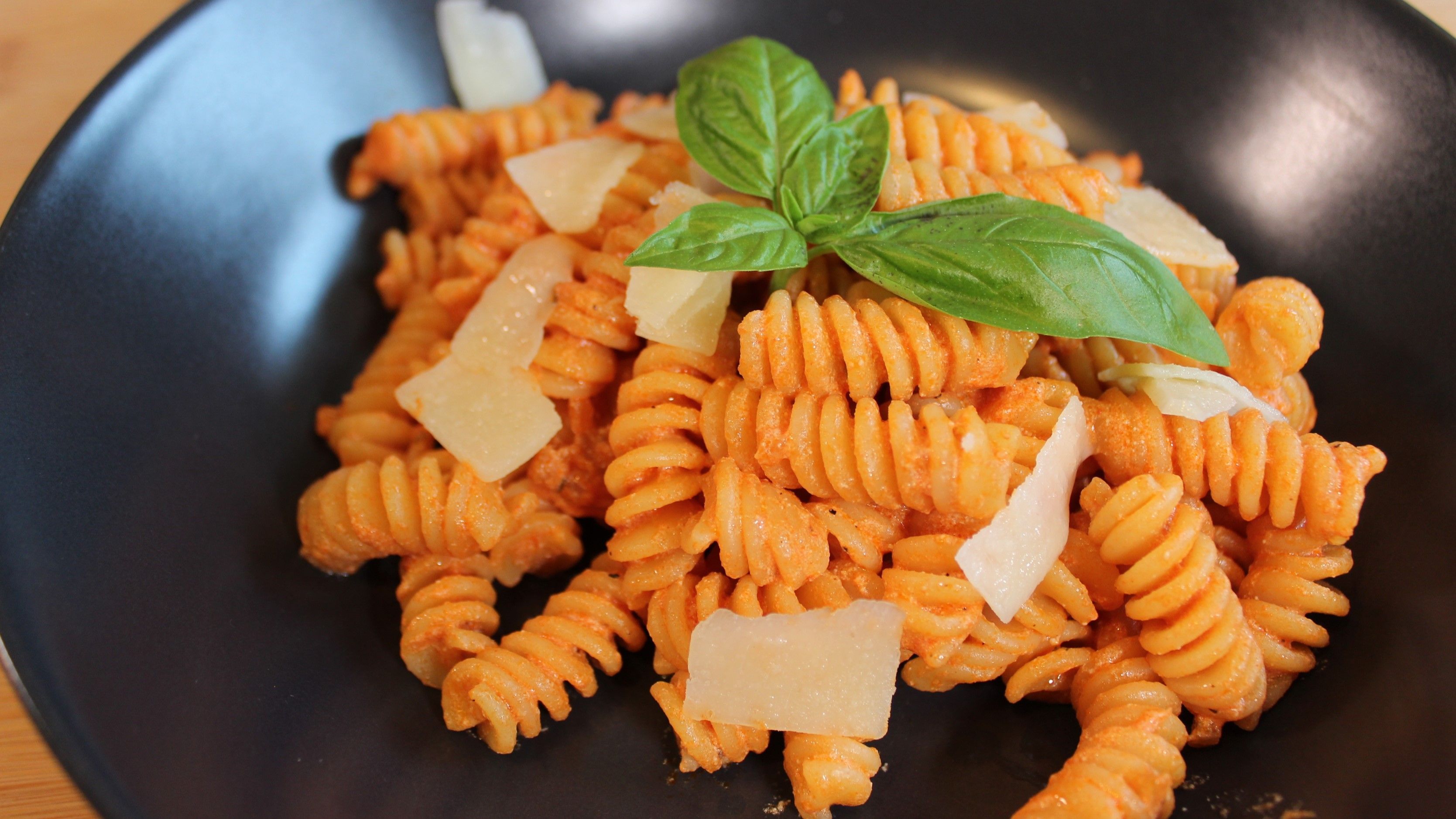 Schnelle Feierabend-Pasta: Nudeln mit Tomatenmark und Crème fraîche