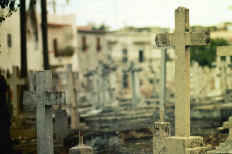 El exorcista Colin Grant falleció dentro del cementerio. Foto: Archivo