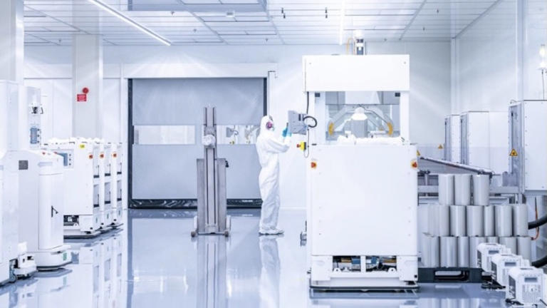 L'intérieur de l'usine de Northvolt, en Suède, qui atteindra sa pleine production en 2026.