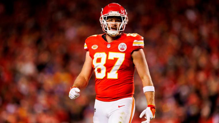 Did Travis Kelce Kneel During National Anthem? Fact-checking NFL Star's ...