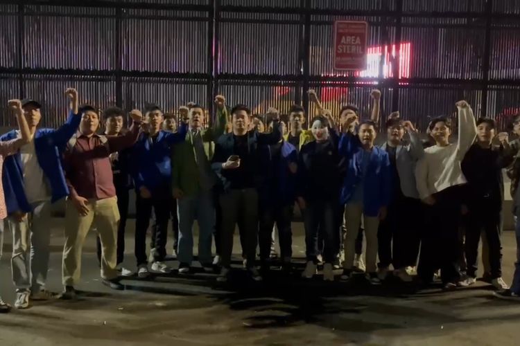 Perwakilan BEM SI Kerakyatan saat konferensi pers di belakang Gedung DPR RI, Jakarta Pusat pada Rabu (21/8/2024) malam.