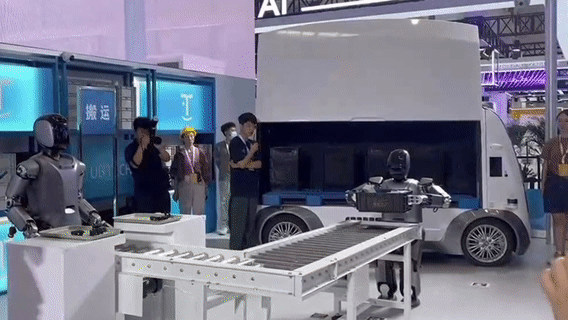 27款人形机器人齐聚「WRC 2024」，既能写毛笔、干家务，还可以做搬运和质检｜最前线