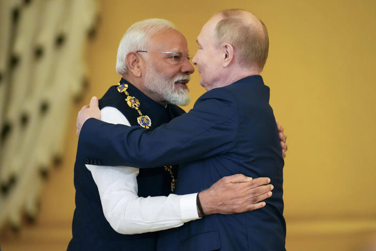 ARCHIVO - El presidente ruso Vladimir Putin, a la derecha, otorga al primer ministro indio, Narendra Modi, la Orden de San Andrés Apóstol el Primero Llamado en el Kremlin en Moscú, Rusia, el 9 de julio de 2024. (AP Foto/Alexander Zemlianichenko, Archivo)