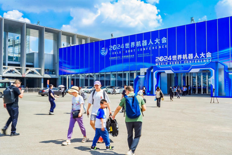 27款人形机器人齐聚「2024WRC」，既能写毛笔、干家务，还可以做搬运和质检｜最前线