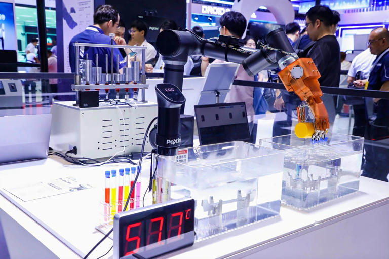 27款人形机器人齐聚「2024WRC」，既能写毛笔、干家务，还可以做搬运和质检｜最前线