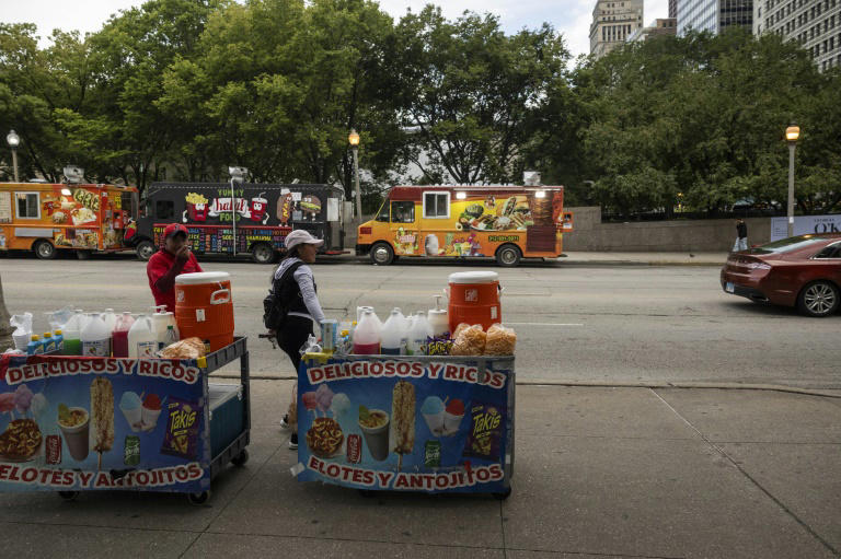 Imigrantes do Equador vendem mercadorias nas ruas de Chicago, Illinois, em 20 de agosto de 2024, durante a Convenção Nacional Democrata