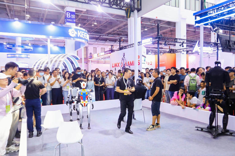27款人形机器人齐聚「2024WRC」，既能写毛笔、干家务，还可以做搬运和质检｜最前线
