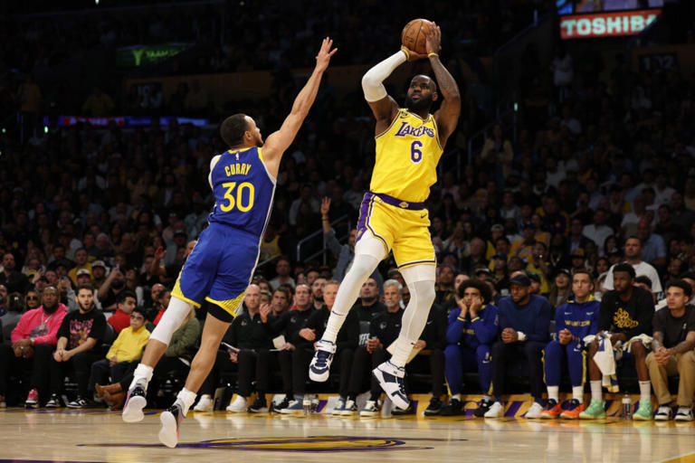 LeBron James and Stephen Curry (Photo by Harry How/Getty Images)