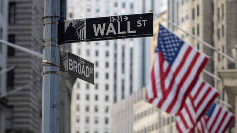 Wall Street Kena Tekanan Usai Powell Bahas Suku Bunga