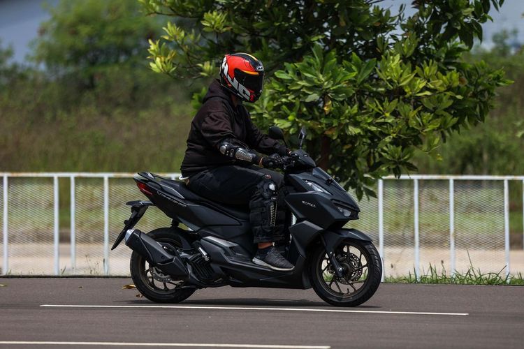 Menghadapi Jalan Licin: Tips Berkendara Ahli