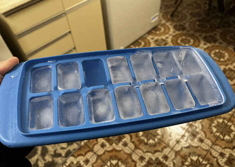 It was just filled up later and isn't fully frozen yet. u/ahmafooooohm / reddit.com