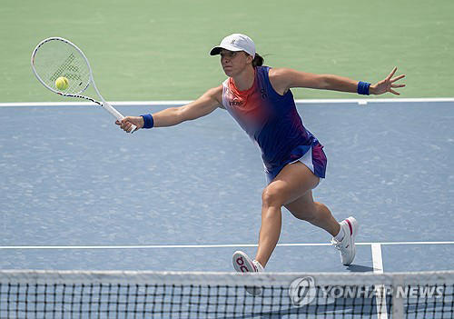 In this USA Today Sports photo via Reuters, Iga Swiatek of Poland returns a shot during her match against Aryna Sabalenka of Belarus during the Cincinnati Open at the Lindner Family Tennis Center in Mason, Ohio, on Aug. 18, 2024. (Yonhap)