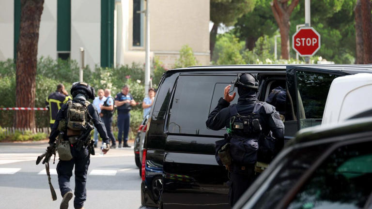 Selon les premiers éléments de l’enquête, au moins deux voitures, dont une contenant une bouteille de gaz qui a explosé, ont été incendiées tôt ce samedi devant la synagogue. Pascal GUYOT / AFP