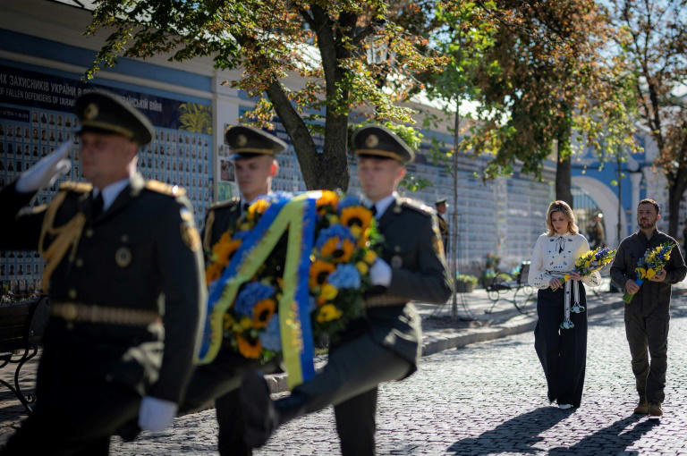 Ukranian President Volodymyr Zelensky (R) and his wife Olena on Ukraine's Independence Day in Kyiv