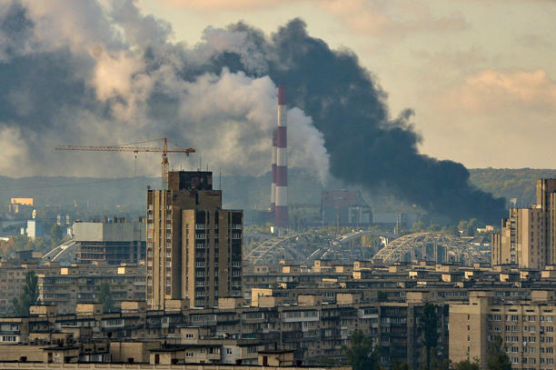 Nach einem Raketenangriff steigt im Oktober 2022 schwarzer Rauch über Kiew auf. (Symbolbild) Das Zentrum der ukrainischen Hauptstadt ist am Montagmorgen erneut von mehreren Explosionen erschüttert worden.