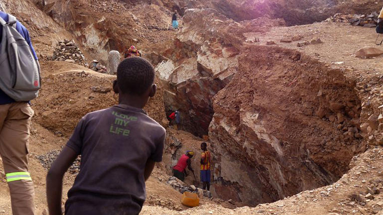 Des gens travaillent dans une carrière à Maroua, Cameroun. 2016