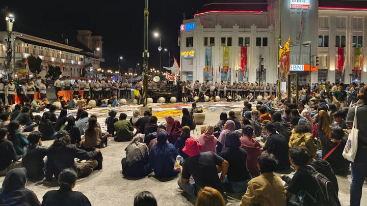 Suasana mimbar demokrasi yang digelar massa Jogja Memanggil di Titik Nol Yogyakarta, Rabu (28/8/2024). Foto: Arfiansyah Panji Purnandaru/kumparan