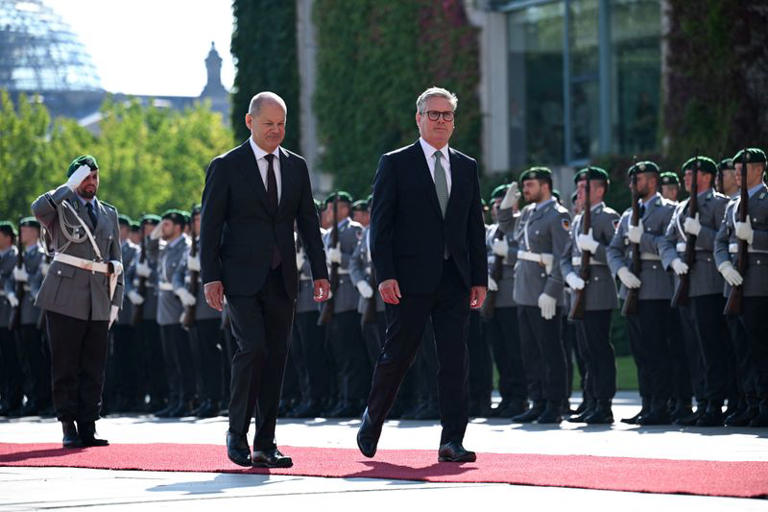 German Chancellor Olaf Scholz and British Prime Minister Keir Starmer review the honor guard, in Berlin, Germany August 28, 2024. REUTERS/Annegret Hilse