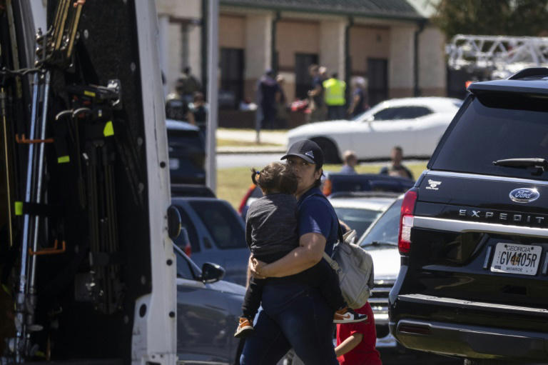 Familiares chegam para pegar seus filhos após um ataque a tiros na escola de ensino médio Apalachee High School, em Winder, Geórgia